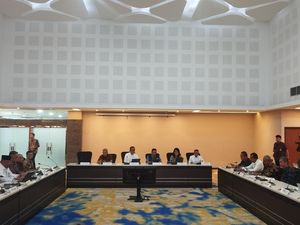 Pratikno Pimpin Rapat Bahas Penanganan Erupsi Gunung Lewotobi Pratikno Pimpin Rapat Bahas Penanganan Erupsi Gunung Lewotobi