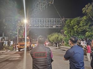 Pemkot Pekanbaru Potong Ratusan Bando Reklame Tak Berizin Pemkot Pekanbaru Potong Ratusan Bando Reklame Tak Berizin
