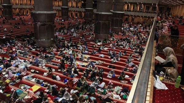 Suasana Iktikaf Malam 21 Ramadan di Masjid Istiqlal