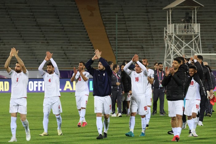 timnas iran iran vs uni emirat arab iran vs uea babak ketiga kualifikasi piala dunia 2026 zona asia Irans players greet their fans after the FIFA World Cup 2026 Asia zone qualifiers group A football match between Iran and the United Arab Emirates at the Azadi Sports Complex in Tehran on March 20, 2025. (Photo by Atta KENARE / AFP)