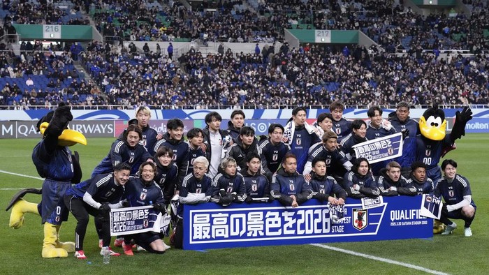 Timnas Jepang Japan players pose together as they celebrate after defeating Bahrain in the World Cup qualifying soccer match at Saitama Stadium in Saitama, Japan, Thursday, March 20, 2025. (AP Photo/Eugene Hoshiko)