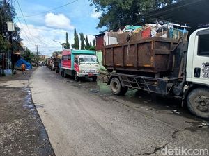 Truk Antre di TPA Antang Makassar Imbas Jadwal Pengambilan Sampah Berubah