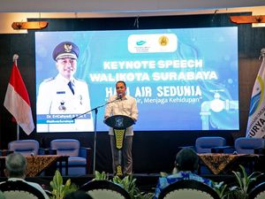 Hari Air Sedunia, Walkot Eri Minta Warga Tak Buang Sampah di Sungai Hari Air Sedunia, Walkot Eri Minta Warga Tak Buang Sampah di Sungai