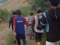 Warga Pinrang Tandu Wanita Sakit ke RS Enrekang Mengadu ke Bupati