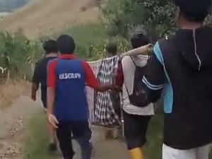 Warga Pinrang Tandu Wanita Sakit ke RS Enrekang Mengadu ke Bupati Warga Pinrang Tandu Wanita Sakit ke RS Enrekang Mengadu ke Bupati