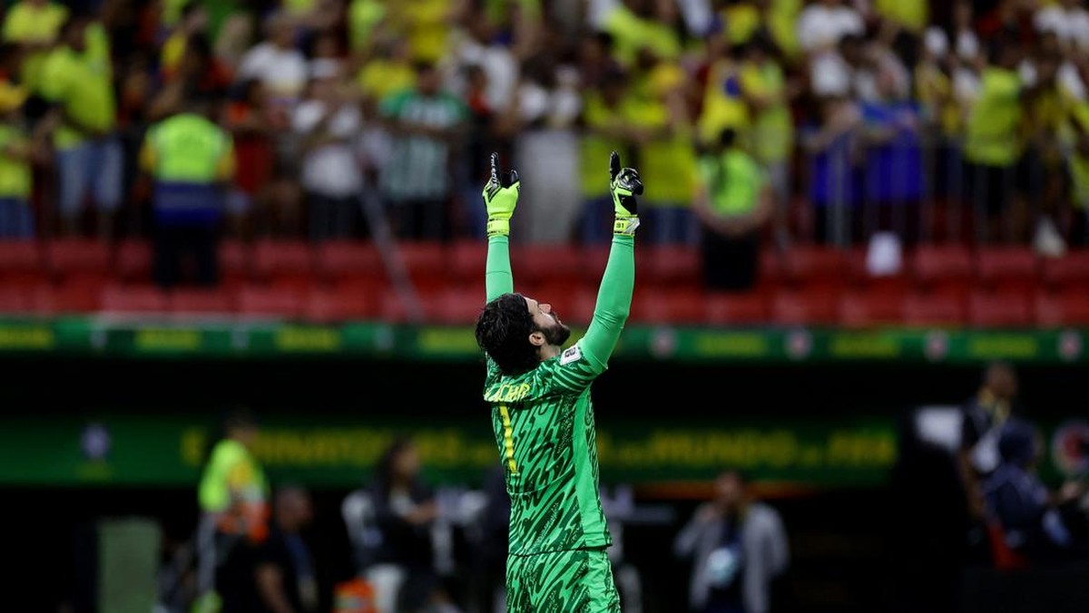 Kiper Brasil Alisson Becker baik-baik saja usai benturan di laga kontra Kolombia (REUTERS/Ueslei Marcelino)
