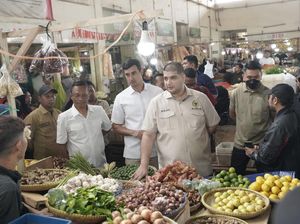 Legislator Rajiv dan Wabup Bandung Cek Harga Bahan Pokok di Pasar Soreang