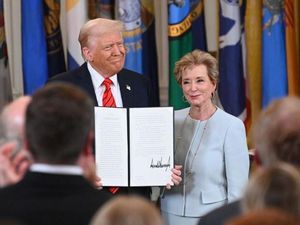 Trump Kenakan Tarif Impor Barang Masuk AS 10%, China-Uni Eropa Kena Lebih Tinggi Trump Kenakan Tarif Impor Barang Masuk AS 10%, China-Uni Eropa Kena Lebih Tinggi