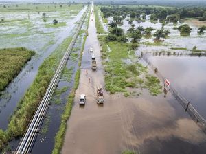 Menerobos Banjir di Tanjung Jabung Barat Jambi