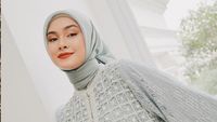 7 Potret Caitlin Halderman Berhijab, Dipuji Adem Bak Ubin Masjid