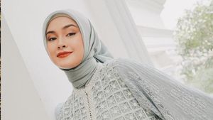 7 Potret Caitlin Halderman Berhijab, Dipuji Adem Bak Ubin Masjid