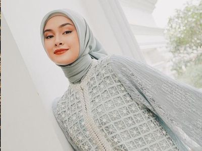 7 Potret Caitlin Halderman Berhijab, Dipuji Adem Bak Ubin Masjid