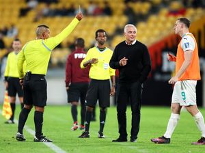 Striker Selandia Baru Dihukum Kartu Kuning karena... Beri Tanda Tangan Striker Selandia Baru Dihukum Kartu Kuning karena... Beri Tanda Tangan