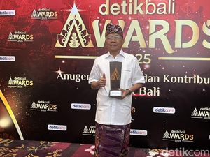 Senyum Koster Seusai Terima Penghargaan detikBali Awards 2025 Senyum Koster Seusai Terima Penghargaan detikBali Awards 2025