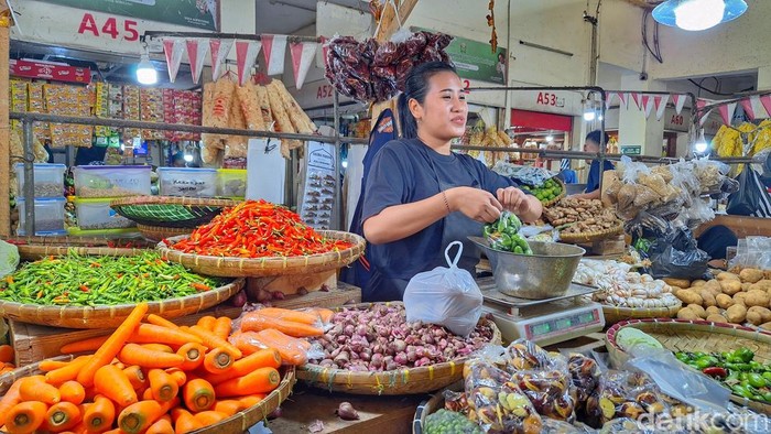 Harga cabe rawit melonjak tinggi jelang Idulfitri di Pasar Soreang Kabupaten Bandung. Harga cabe rawit melonjak tinggi jelang Idulfitri di Pasar Soreang Kabupaten Bandung.