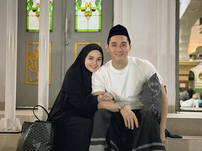 Momen Ifan Seventeen dan Citra Monica Iktikaf di Masjid