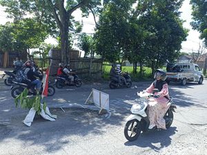 Jalan Berlubang di Jalur Alternatif Kab Blitar, Pemudik Diimbau Hati-hati Jalan Berlubang di Jalur Alternatif Kab Blitar, Pemudik Diimbau Hati-hati