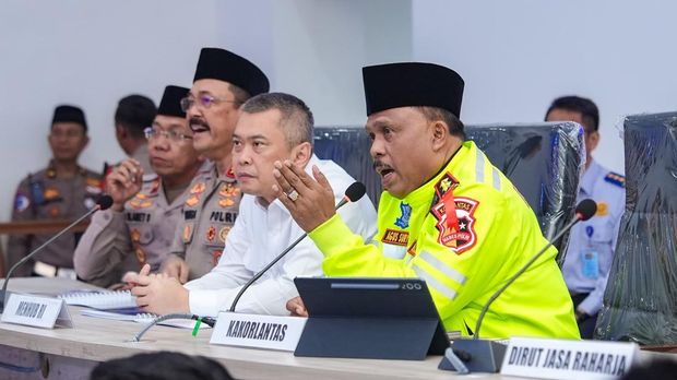 Kakorlantas Irjen Agus Suryonugroho bersama Menhub Dudy Purwagandhi meninjau Posko Pengamanan Terpadu Korlantas Polri (Command Center) KM 29 Tol Jakarta Cikampek. Foto: Istimewa.