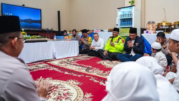 Kakorlantas Polri Irjen Agus Suryonugroho bersama jajaran mengadakan doa keselamatan pelaksanaan Operasi Ketupat 2025. Foto: Dok. Istimewa.