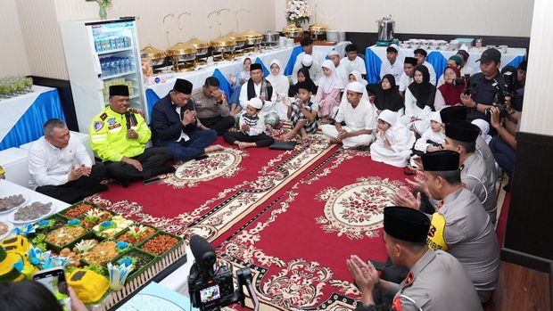 Kakorlantas Polri Irjen Agus Suryonugroho bersama jajaran mengadakan doa keselamatan pelaksanaan Operasi Ketupat 2025. Foto: Dok. Istimewa.