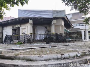 6 Fakta Bangunan Hana Bank Diduga Dibakar Demonstran di Bandung 6 Fakta Bangunan Hana Bank Diduga Dibakar Demonstran di Bandung