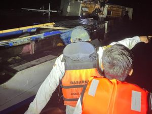 Video: Pinisi Angkut 10 Turis di Labuan Bajo Tenggelam Diterjang Angin 40 Knot Video: Pinisi Angkut 10 Turis di Labuan Bajo Tenggelam Diterjang Angin 40 Knot