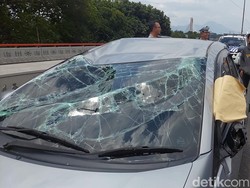 Video: Pikap Tabrak Mobil di Flyover Bandung, 2 Orang Terluka