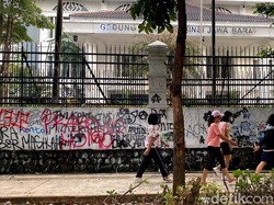 Kondisi Gedung DPRD Jabar Usai Demo Tolak UU TNI Berakhir Ricuh