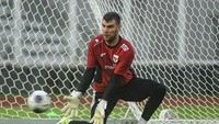 Penjaga gawang Timnas Indonesia Maarten Paes melakukan latihan penyelamatan bola.