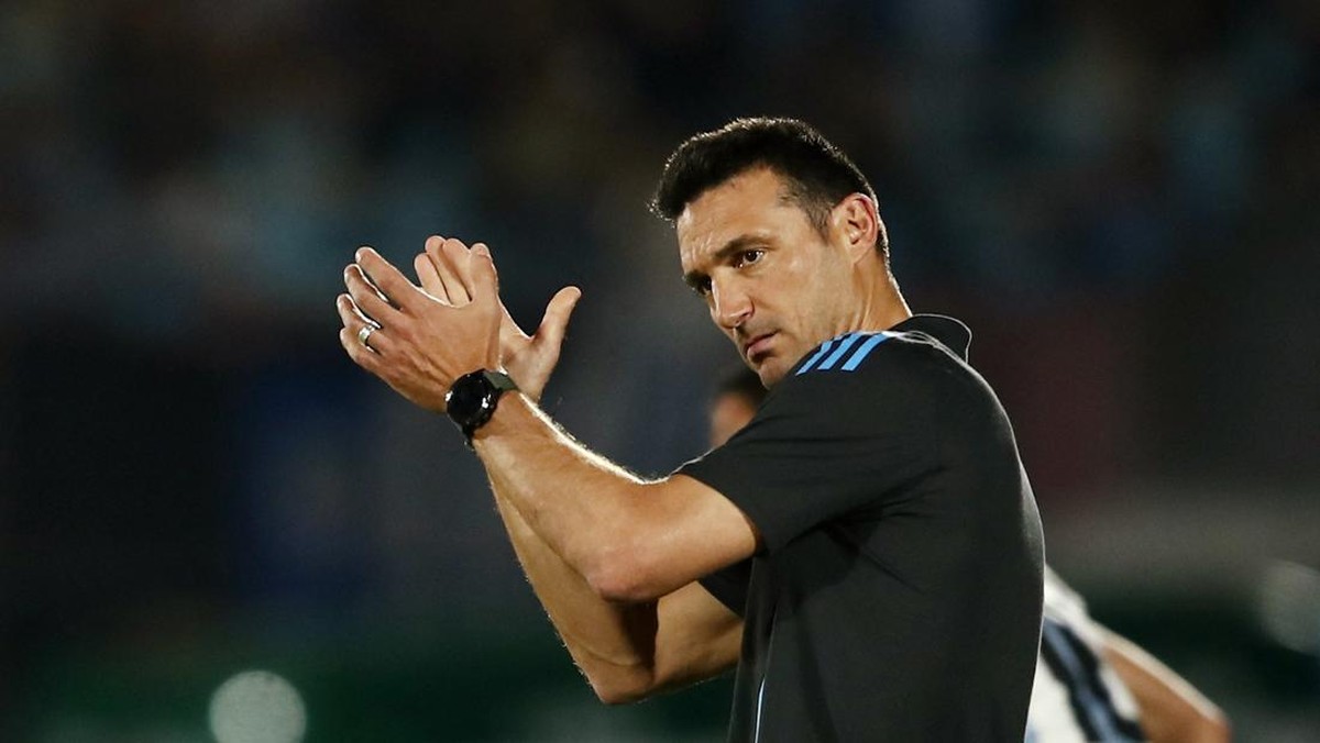 Pelatih Argentina Lionel Scaloni puas dengan kemenangan atas Uruguay (REUTERS/ANDRES CUENCA)