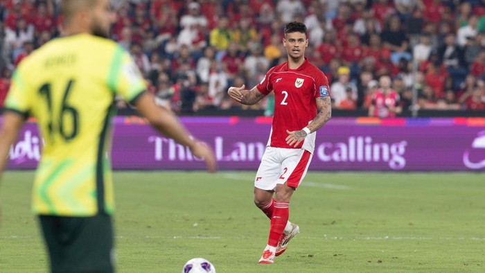 SYDNEY, AUSTRALIA - MARCH 20: Mees Hilgers of Indonesia passes the ball during the round three FIFA 2026 World Cup AFC Asian Qualifier match between Australia Socceroos and Indonesia at Allianz Stadium on March 20, 2025 in Sydney, Australia. (Photo by Steve Christo - Corbis/Corbis via Getty Images)