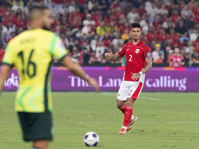 SYDNEY, AUSTRALIA - MARCH 20: Mees Hilgers of Indonesia passes the ball during the round three FIFA 2026 World Cup AFC Asian Qualifier match between Australia Socceroos and Indonesia at Allianz Stadium on March 20, 2025 in Sydney, Australia. (Photo by Steve Christo - Corbis/Corbis via Getty Images)