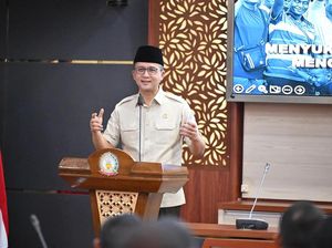 Menteri Transmigrasi Bagikan Bingkisan Lebaran dari Prabowo di Rempang Menteri Transmigrasi Bagikan Bingkisan Lebaran dari Prabowo di Rempang