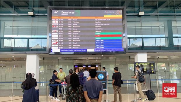 Pemudik di Bandara Juanda Meningkat 12 Persen, Puncak Arus 28 Maret Pemudik atau penumpang Bandara Internasional Juanda Surabaya pada periode Lebaran Hari Raya Idulfitri 2025 dipastikan meningkat 12 persen. Faktor utamanya karena adanya penurunan harga atau diskon tiket pesawat.