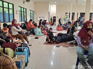 Kepadatan Arus Mudik Lebaran Sudah Dimulai di Pelabuhan Kalianget Kepadatan Arus Mudik Lebaran Sudah Dimulai di Pelabuhan Kalianget