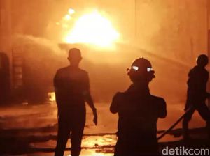 Gudang BBM di Klampok Brebes Terbakar, 4 Orang Luka Gudang BBM di Klampok Brebes Terbakar, 4 Orang Luka