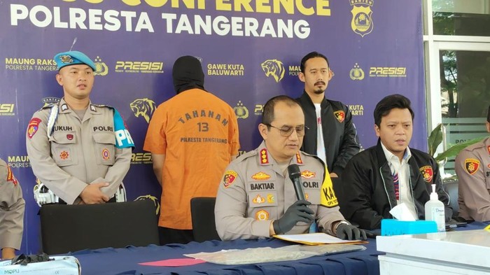 Polres Metro Tangerang menggelar konferensi pers kasus pembunuhan Jefry Rarun, DPO polisi yang dimutilasi sejak 2023. Jasad Jefry yang termutilasi ditemukan Polres Metro Jakarta Utara pada Kamis (13/3/2025).