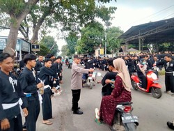 Polisi Probolinggo Gandeng Pesilat PSHT Bagikan Takjil di Kawasan Paiton