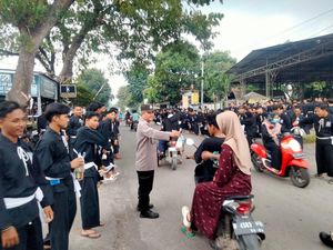 Polisi Probolinggo Gandeng Pesilat PSHT Bagikan Takjil di Kawasan Paiton Polisi Probolinggo Gandeng Pesilat PSHT Bagikan Takjil di Kawasan Paiton
