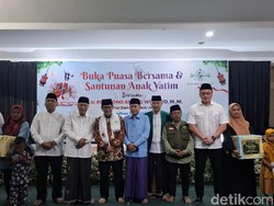 Pramono Beri Santunan 1.500 Anak Yatim di Masjid Jakbar
