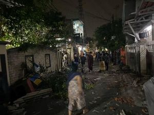 Potret Jalanan Porak-poranda di Jakut Usai Diterjang Puting Beliung Potret Jalanan Porak-poranda di Jakut Usai Diterjang Puting Beliung