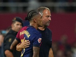 Raphinha Tak Masuk Tim Terbaik FIFA 2025, Flick: Lelucon!