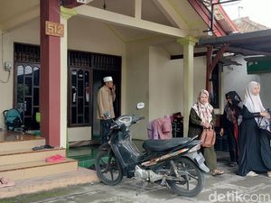 Keluarga Bojonegoro Ikhlas Korban Laka Bus Umrah Dimakamkan di Makkah Keluarga Bojonegoro Ikhlas Korban Laka Bus Umrah Dimakamkan di Makkah