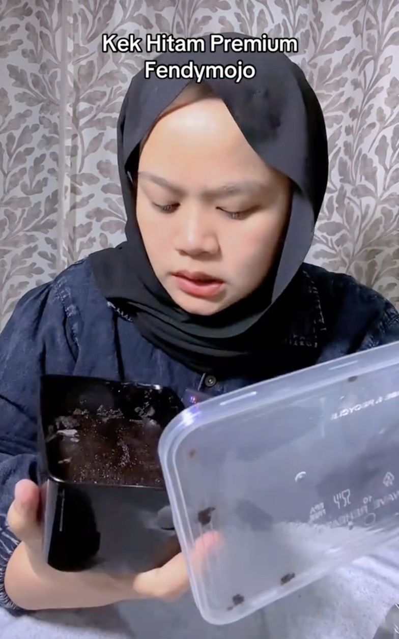 Sedih! Beli Kue Cokelat Rp 145 Ribu Ternyata Penuh Jamur