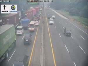 Kecelakaan Truk dengan Truk di Tol Karawang, Lalin Arah Jakarta Padat Kecelakaan Truk dengan Truk di Tol Karawang, Lalin Arah Jakarta Padat