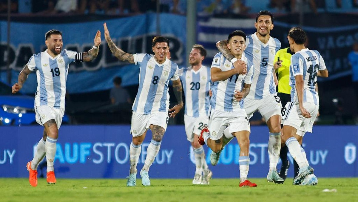 Thiago Almada (11) merayakan golnya ke gawang Uruguay bersama rekan setim. Foto: Getty Images/Ernesto Ryan
