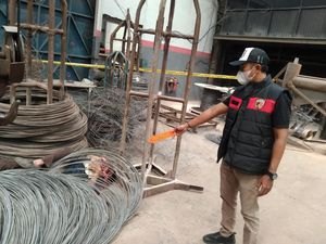 Pegawai Outsourcing di Gresik Tewas Tertimpa Gulungan Besi 2,3 Ton Pegawai Outsourcing di Gresik Tewas Tertimpa Gulungan Besi 2,3 Ton