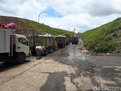 Derita Sopir Truk Antre 1 Km untuk Buang Sampah di TPA Antang Makassar