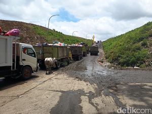 Derita Sopir Truk Antre 1 Km untuk Buang Sampah di TPA Antang Makassar Derita Sopir Truk Antre 1 Km untuk Buang Sampah di TPA Antang Makassar