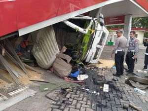 Truk Tronton Hantam SPBU di Ngawi hingga Hancur, Diduga Rem Blong